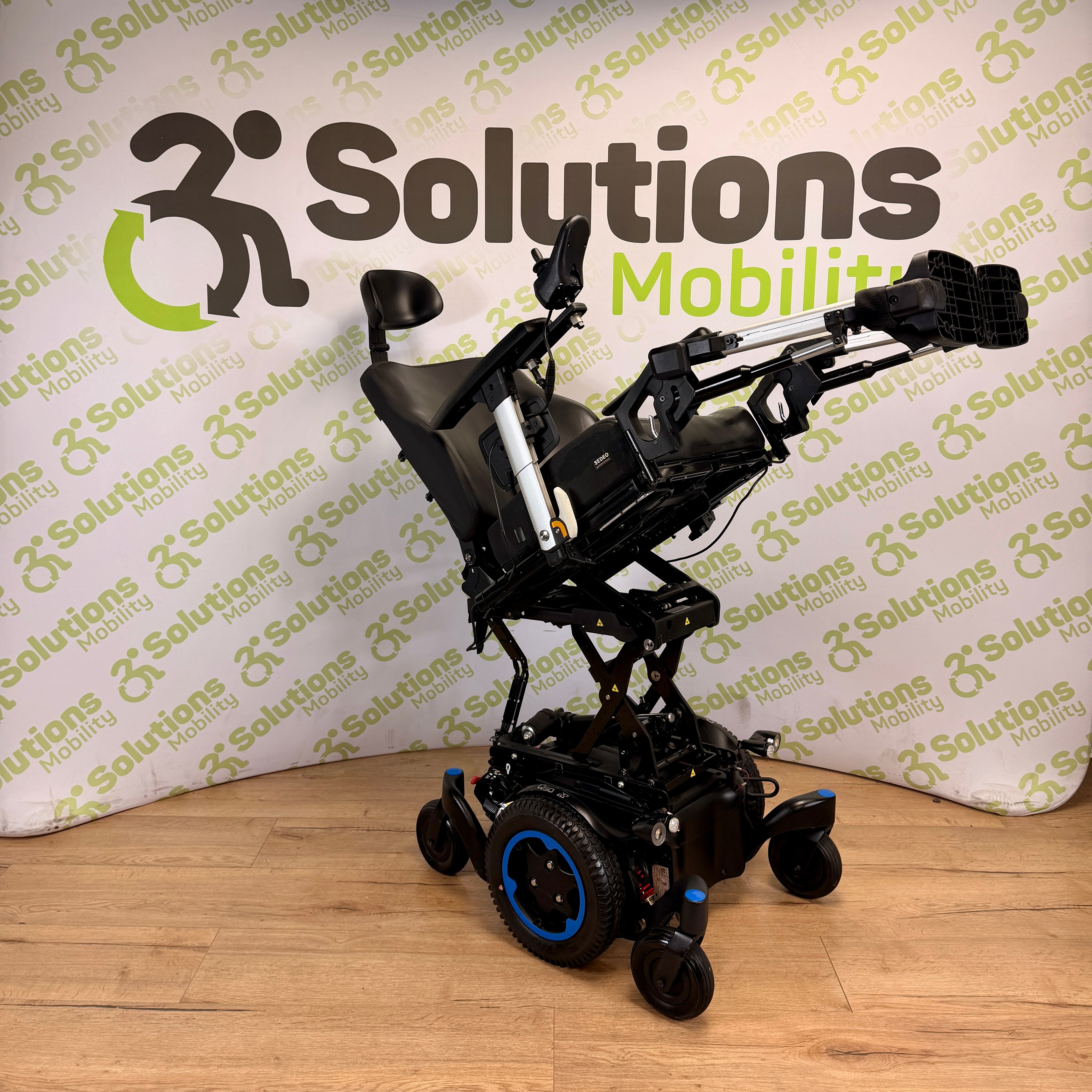 Quickie Q500M MWD 6mph Power chair Scooter -  Electric Seat Riser and Tilt,  Centre Footplate, Lights