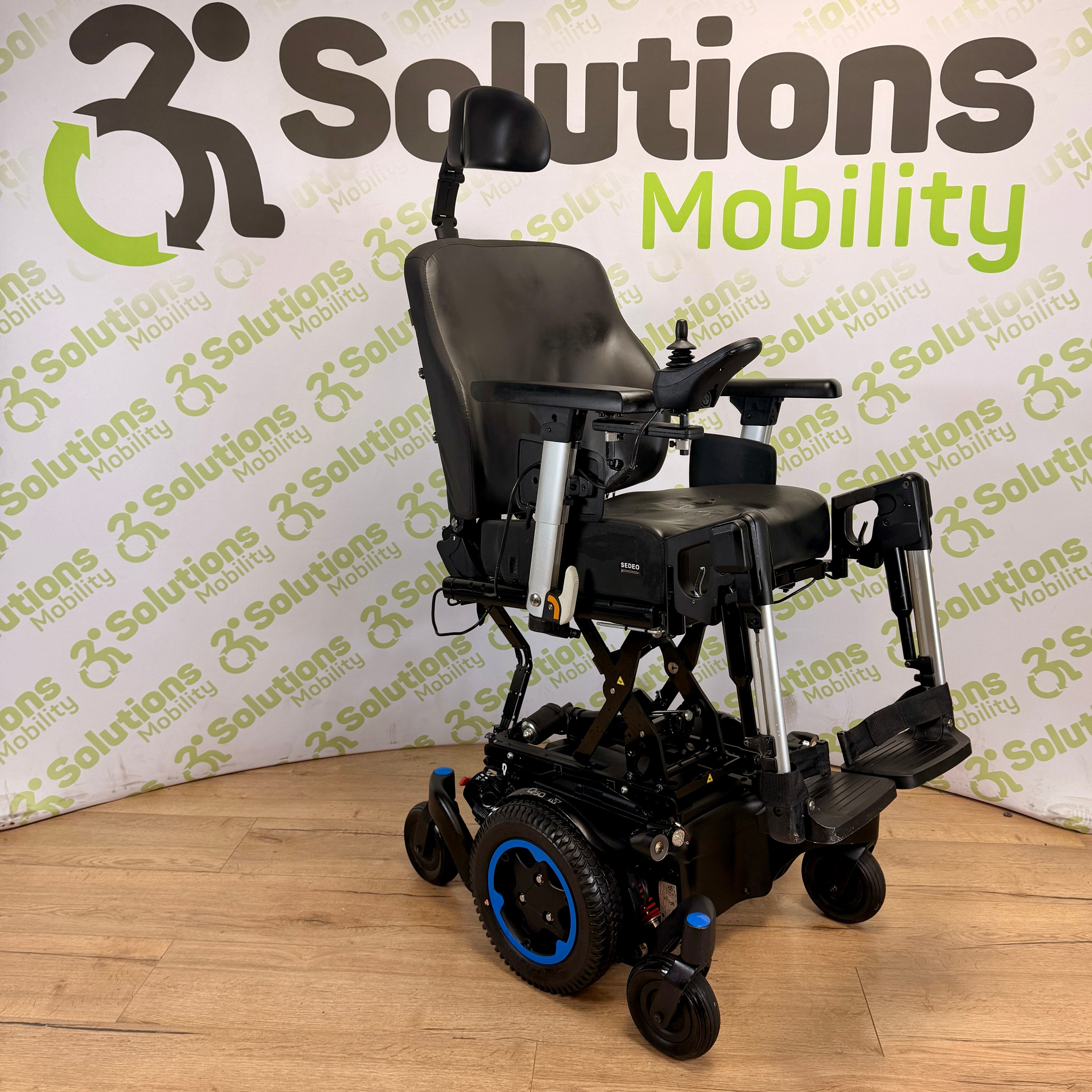 Quickie Q500M MWD 6mph Power chair Scooter -  Electric Seat Riser and Tilt,  Centre Footplate, Lights