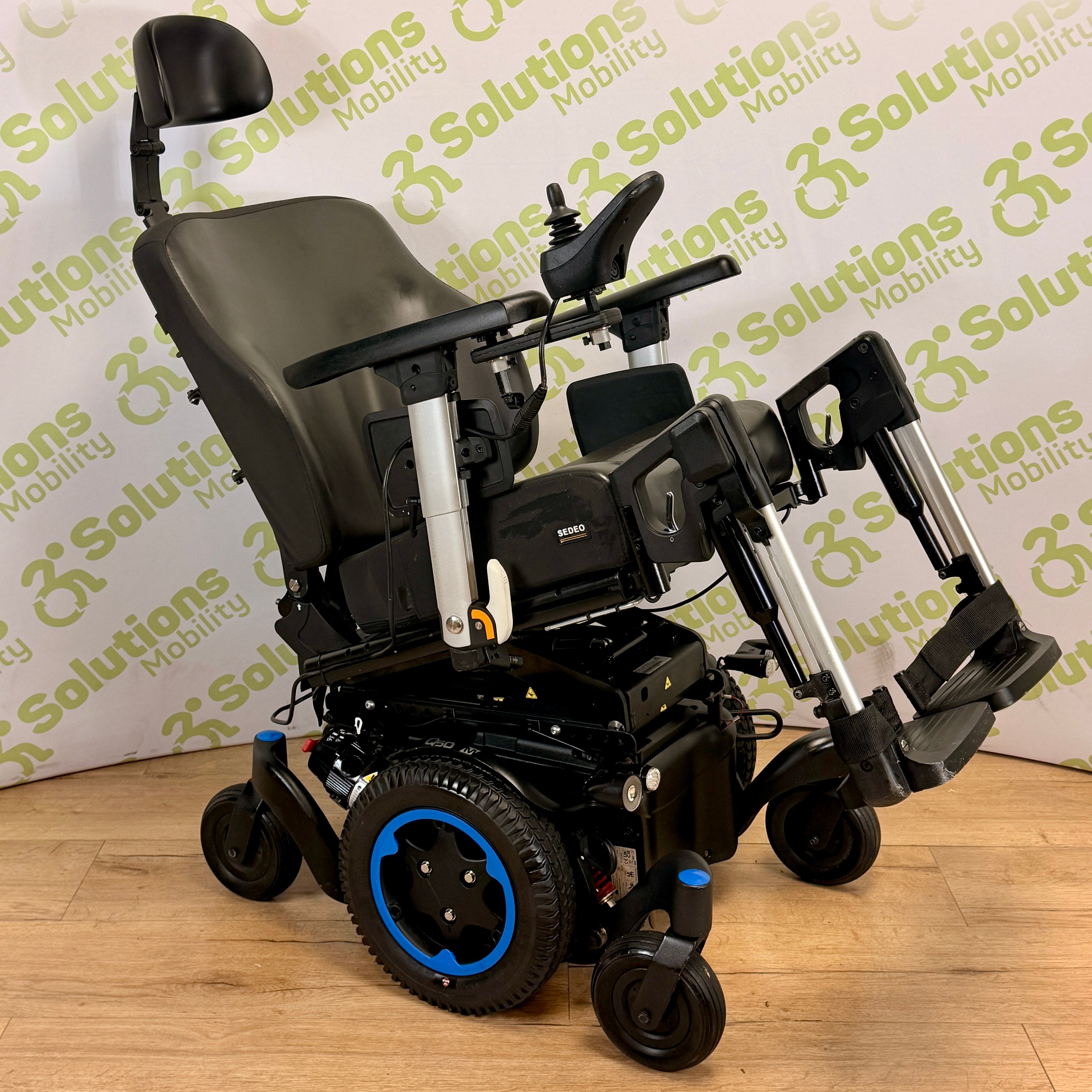 Quickie Q500M MWD 6mph Power chair Scooter -  Electric Seat Riser and Tilt,  Centre Footplate, Lights