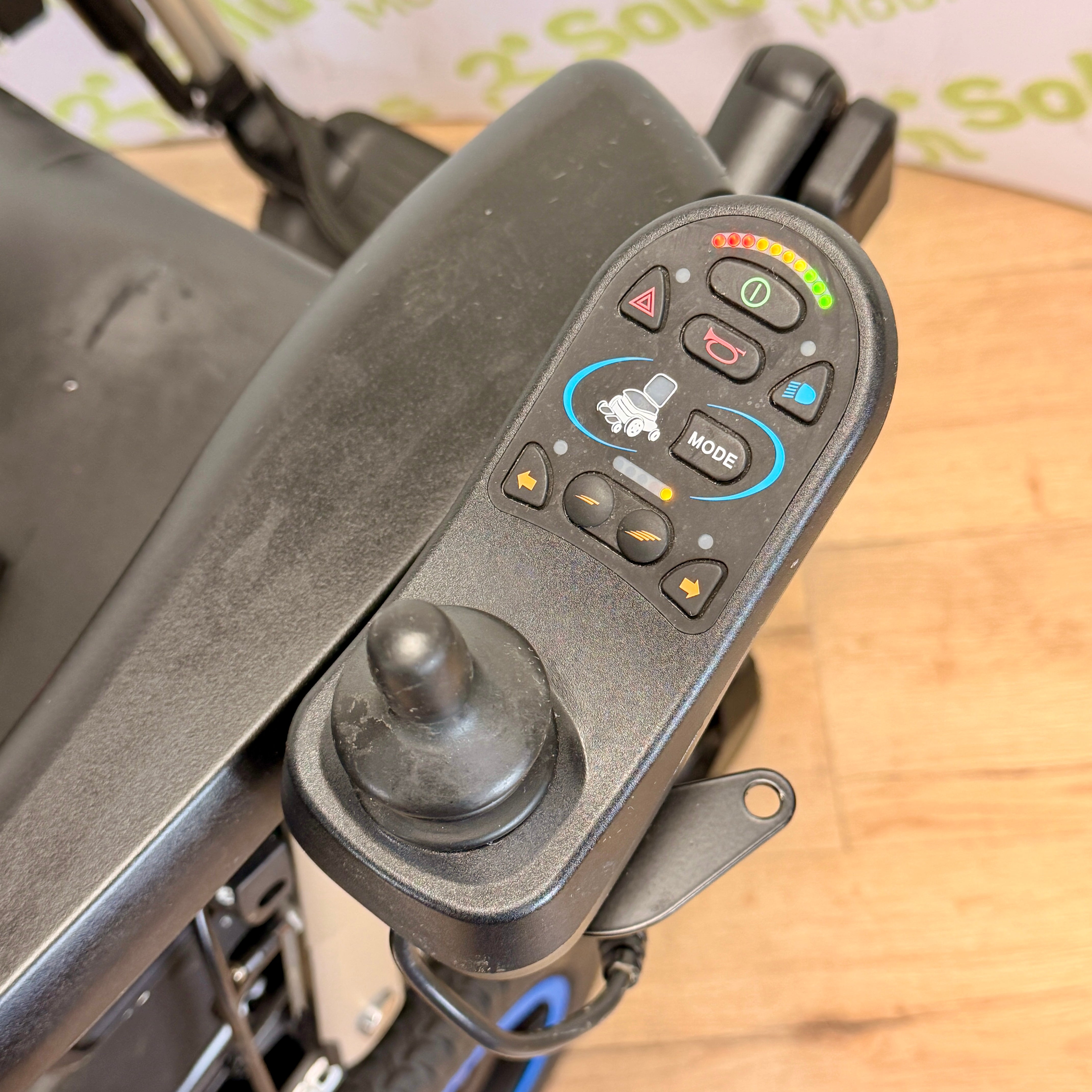 Quickie Q500M MWD 6mph Power chair Scooter -  Electric Seat Riser and Tilt,  Centre Footplate, Lights