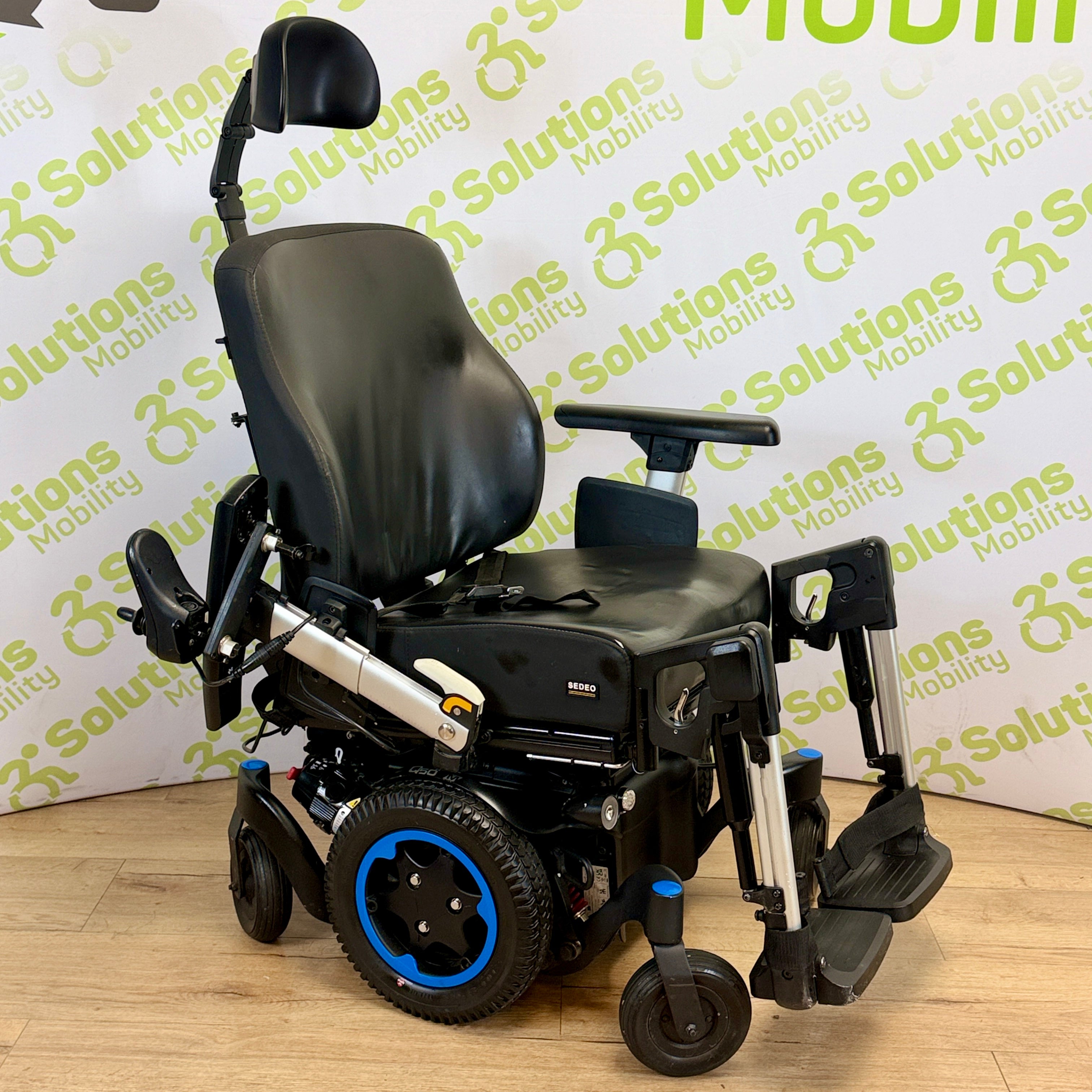 Quickie Q500M MWD 6mph Power chair Scooter -  Electric Seat Riser and Tilt,  Centre Footplate, Lights