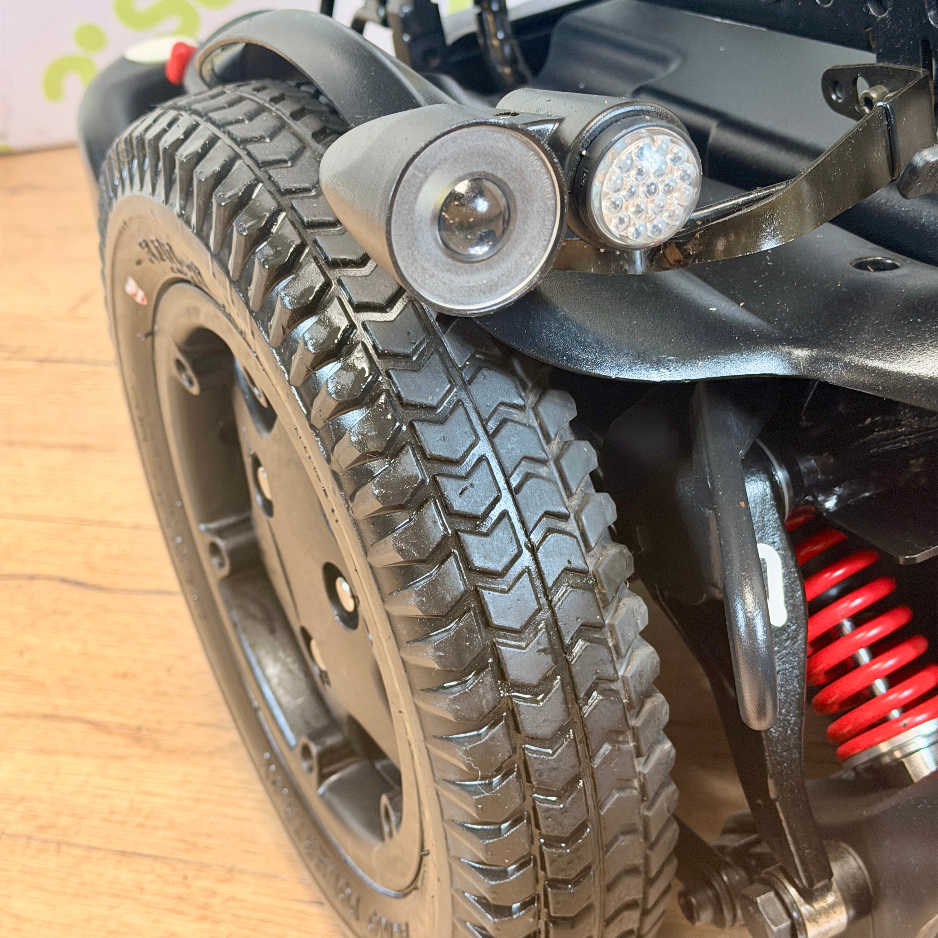 Quickie Q500M MWD 6mph Power chair Scooter Electric Seat Rise and Tilt, Lights