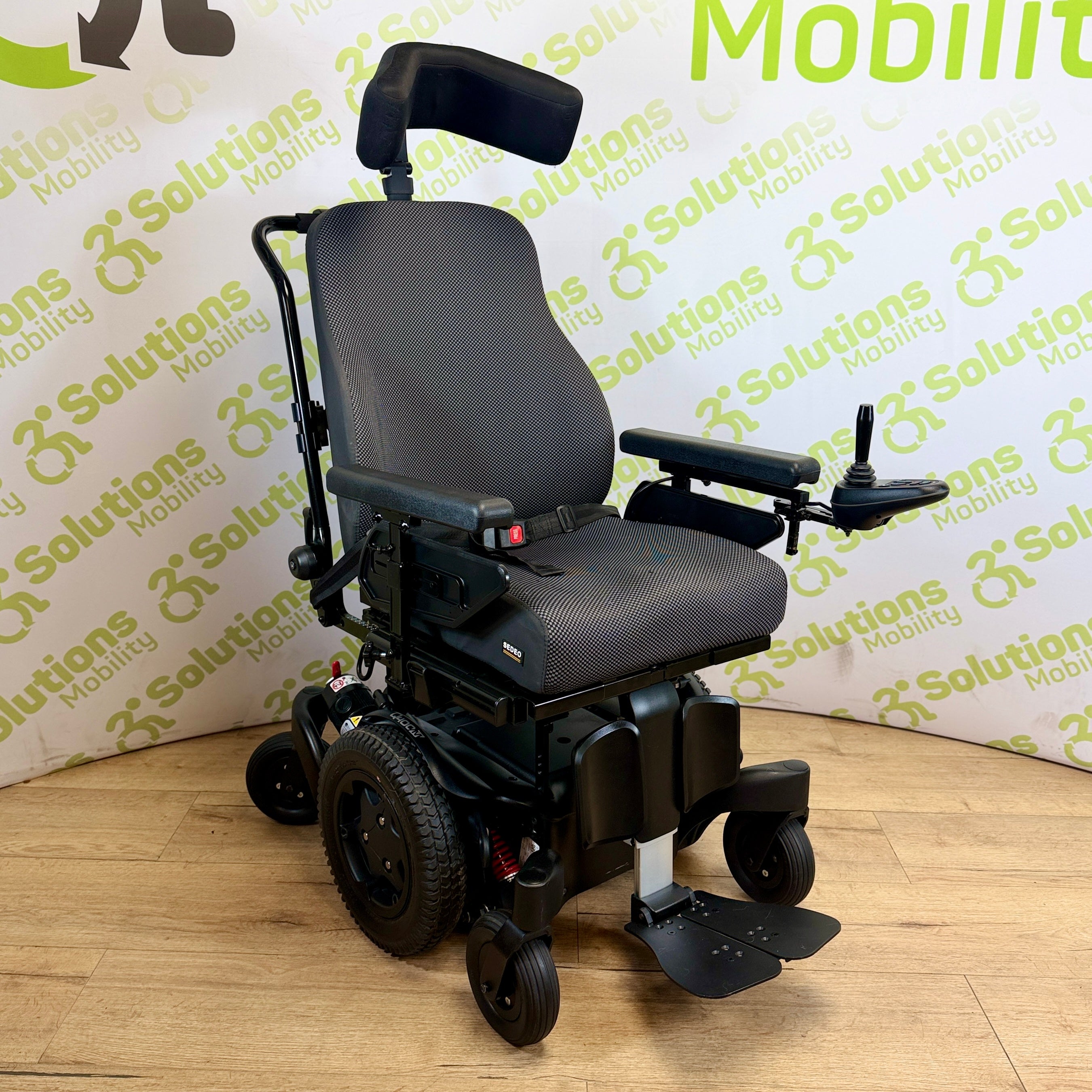 Quickie Q400M MWD 4mph Powerchair -  Electric Seat Tilt, Centre Footplate, Powerchair