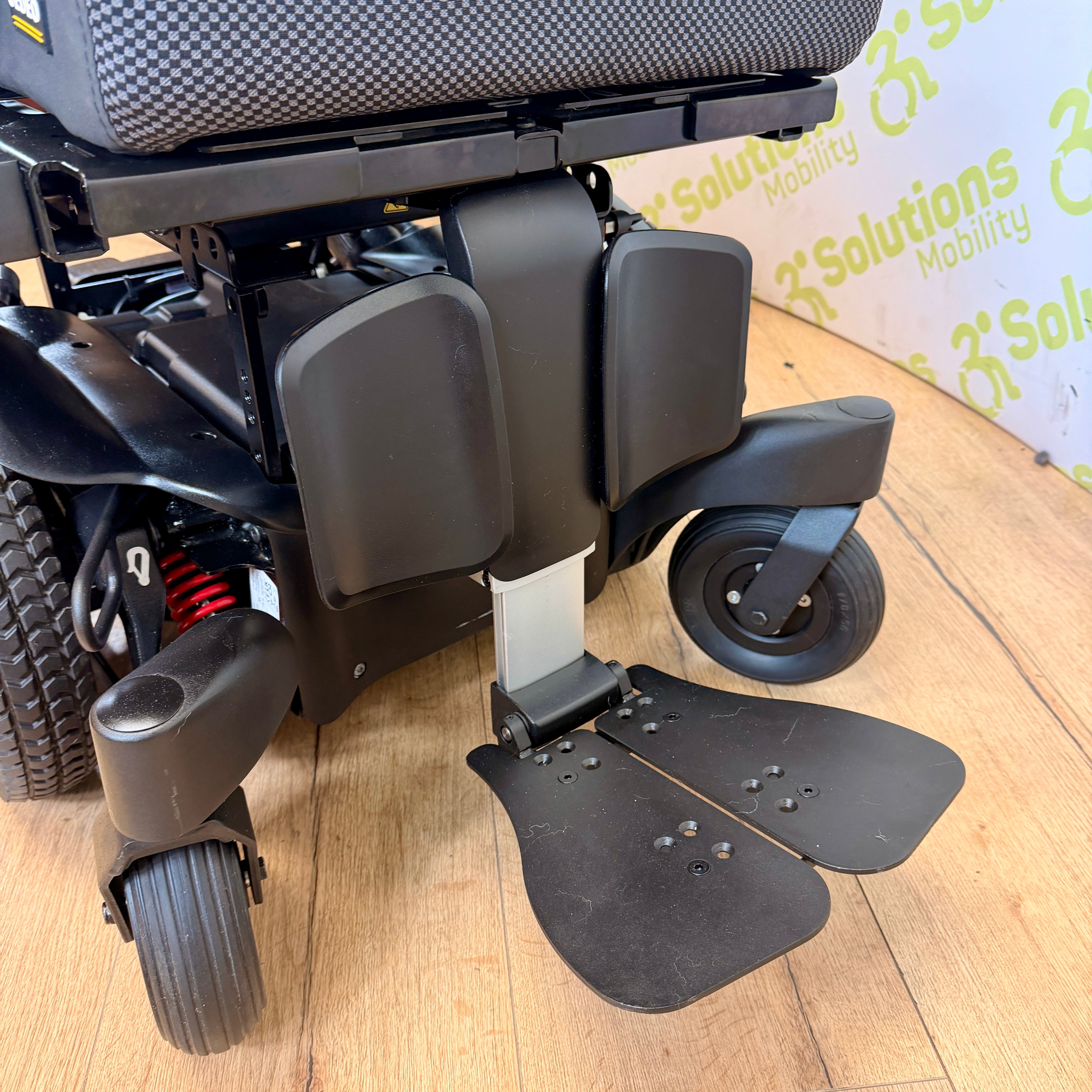 Quickie Q400M MWD 4mph Powerchair -  Electric Seat Tilt, Centre Footplate, Powerchair