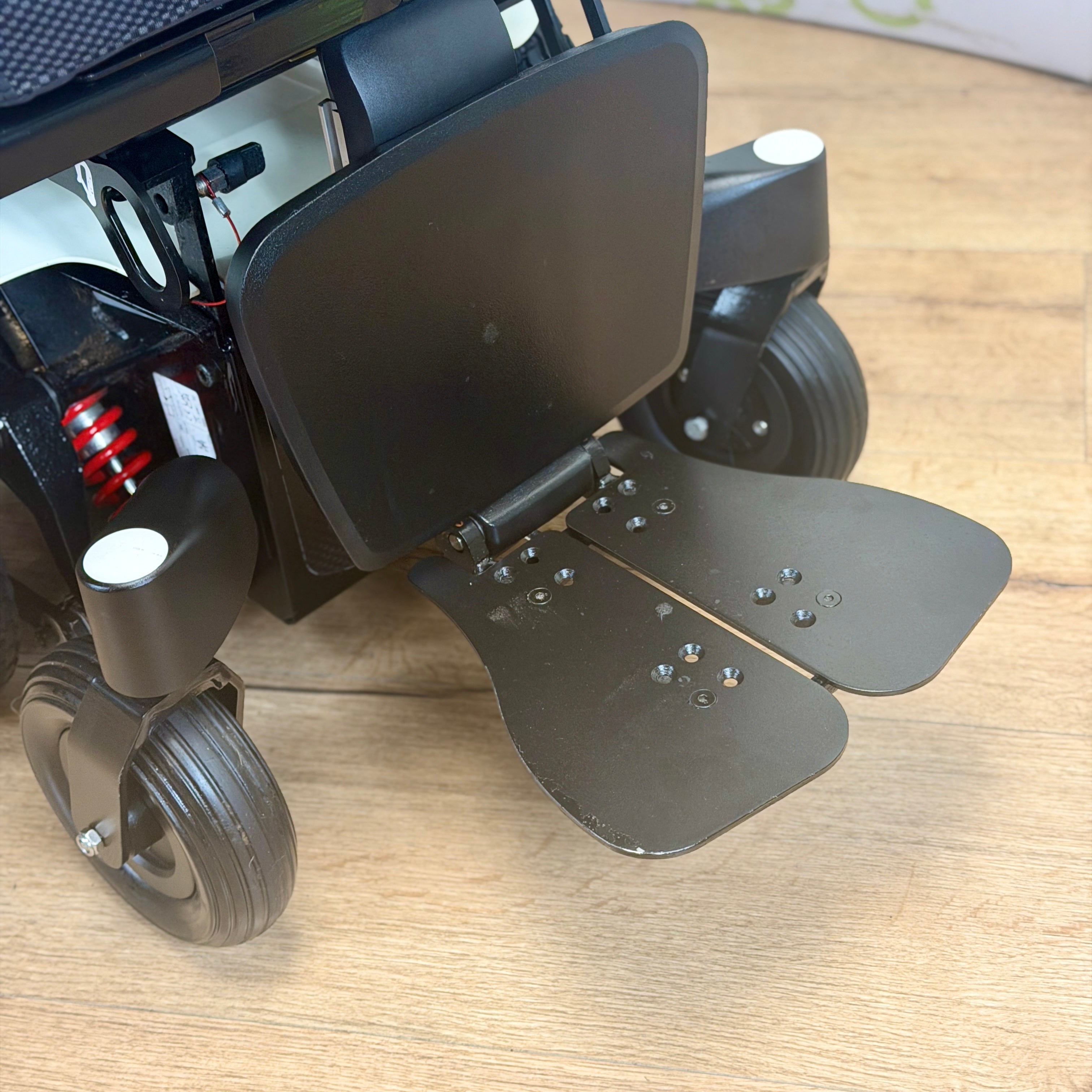 Quickie Q300M Mini MWD 4mph Powerchair Electric Rise and Tilt 12 Month warranty