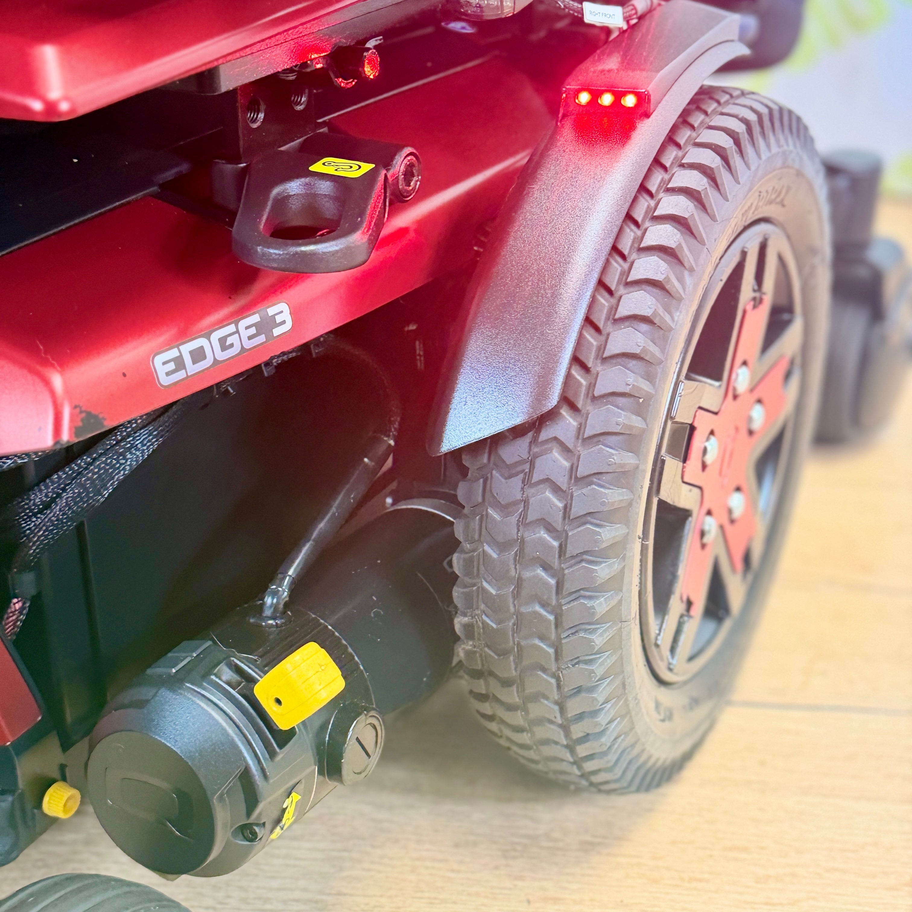 Pride Q6 Edge 3 6MPH Electric Tilt, Recline and Manual Footplate Mobility Powerchair