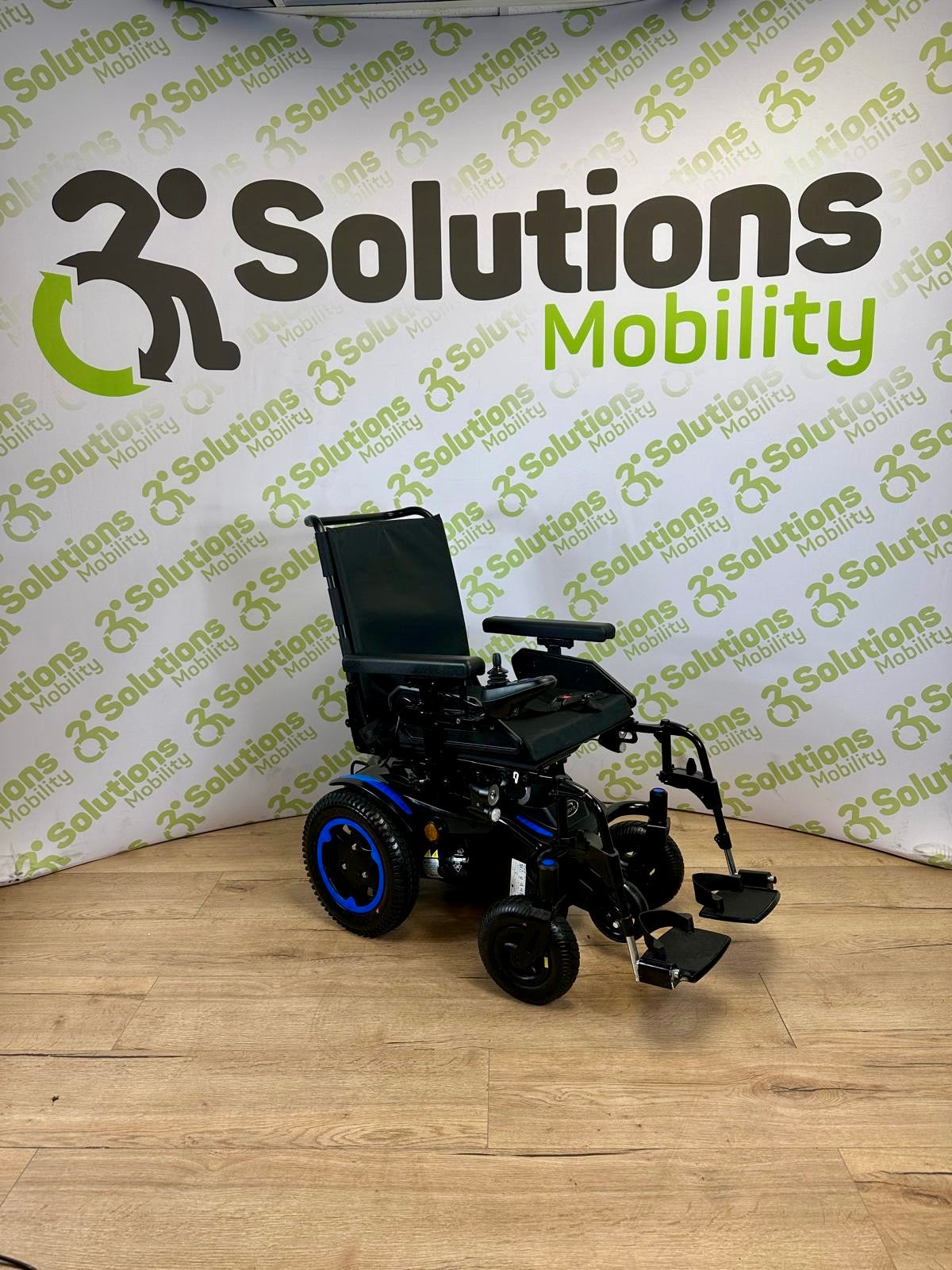 Quickie Q200R RWD 6 MPH Electric Seat Tilt, Lights ,Mobility Powerchair Scooter